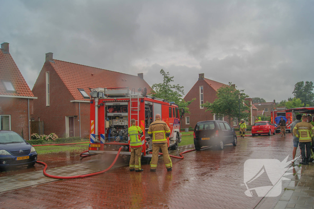 Autobrand slaat over naar schuren, bewoner ademt rook in bij bluspoging