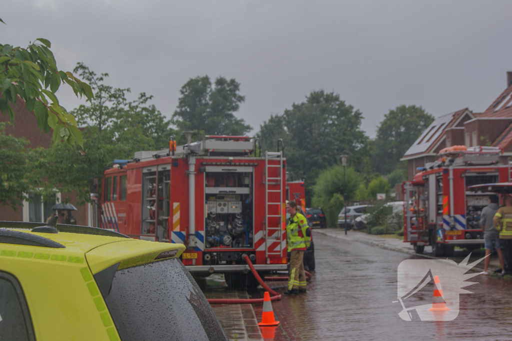 Autobrand slaat over naar schuren, bewoner ademt rook in bij bluspoging