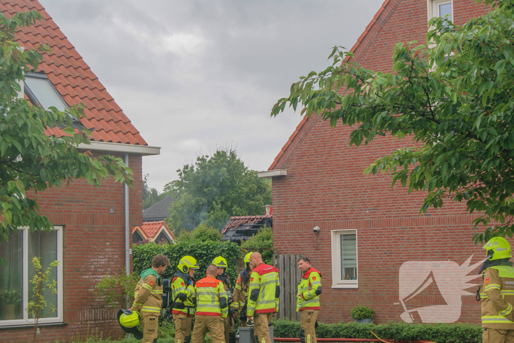 Autobrand slaat over naar schuren, bewoner ademt rook in bij bluspoging