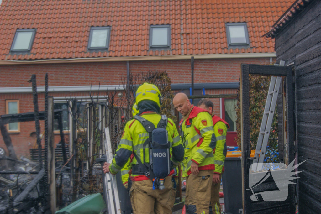 Autobrand slaat over naar schuren, bewoner ademt rook in bij bluspoging