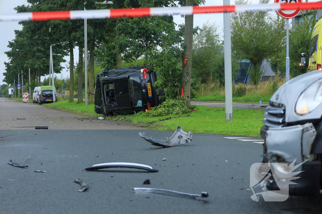 Auto crasht tegen boom na botsing, bestuurder gewond