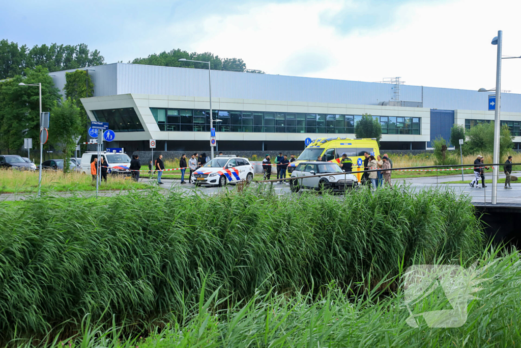 Auto crasht tegen boom na botsing, bestuurder gewond