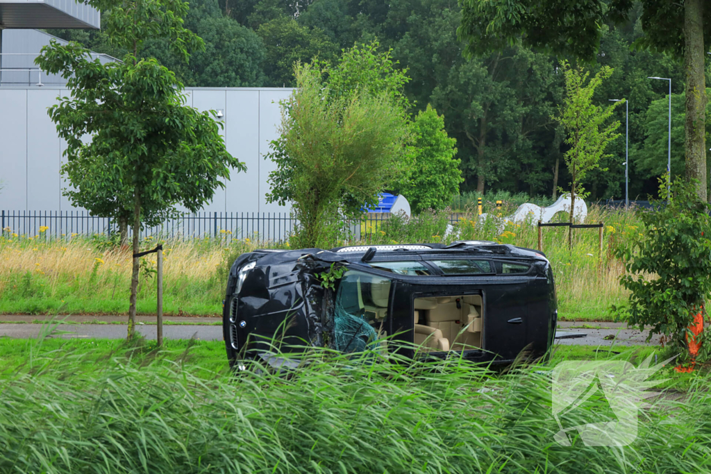 Auto crasht tegen boom na botsing, bestuurder gewond