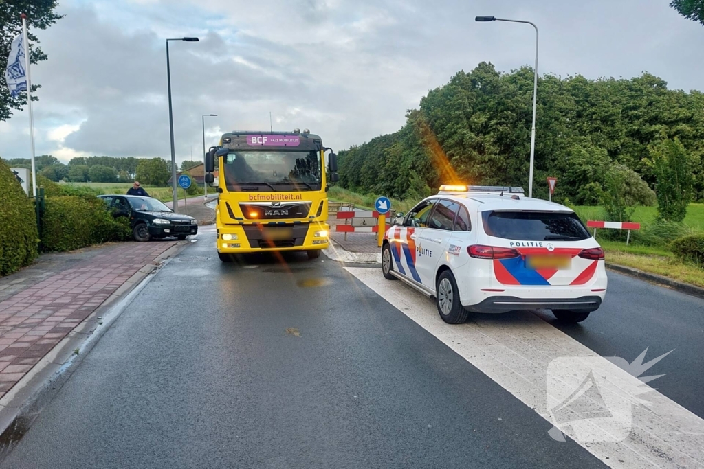 Bestuurder raakt macht over het stuur kwijt en belandt in bosjes