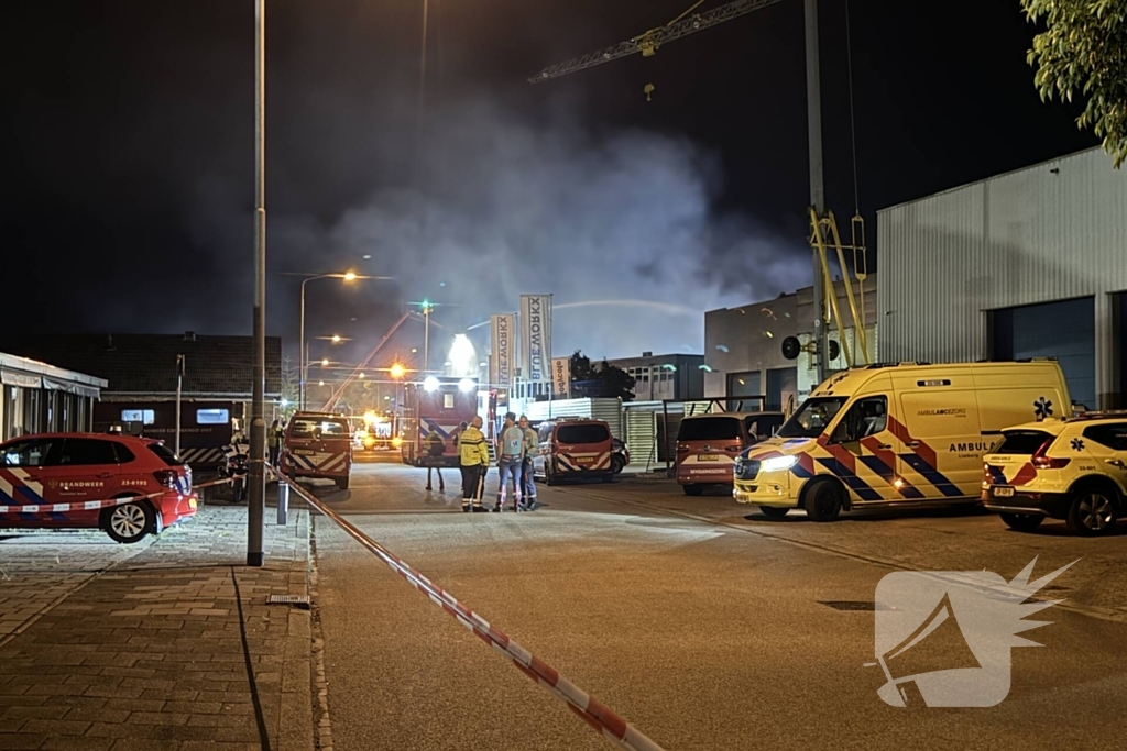 Zeer grote uitslaande brand in bedrijfspand