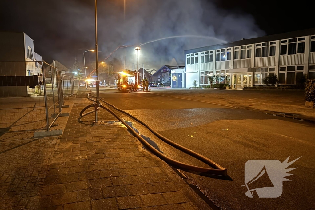 Zeer grote uitslaande brand in bedrijfspand