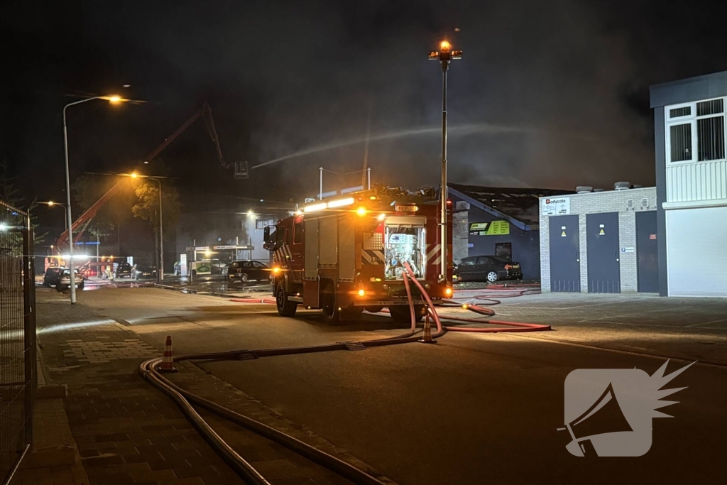 Zeer grote uitslaande brand in bedrijfspand