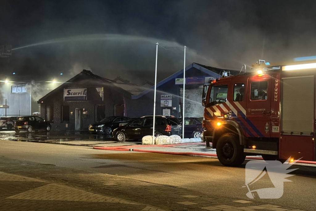 Zeer grote uitslaande brand in bedrijfspand