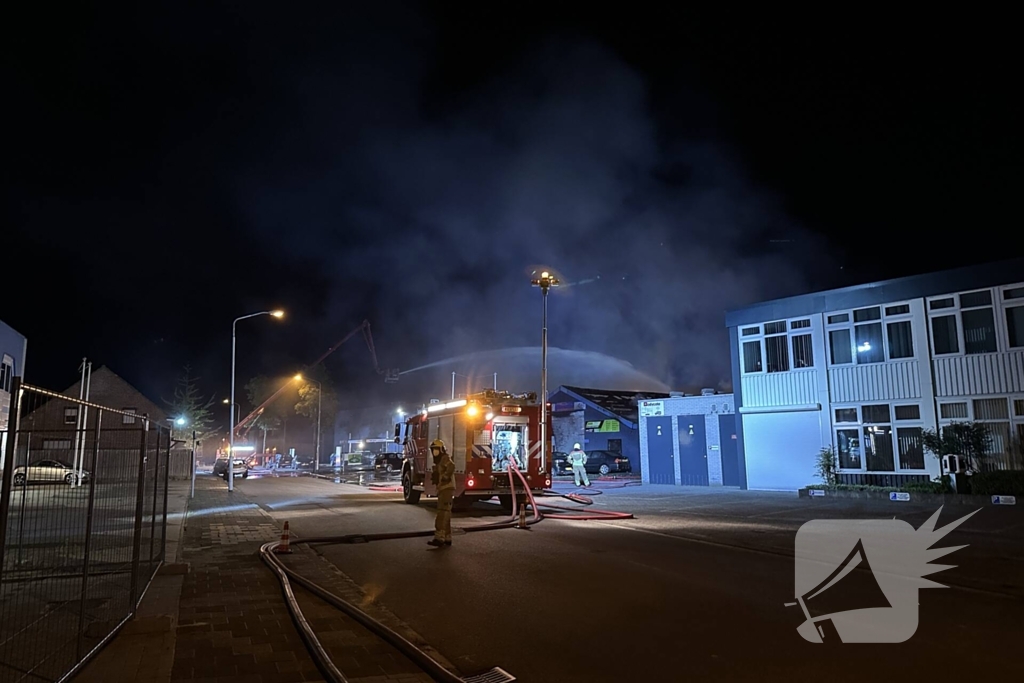 Zeer grote uitslaande brand in bedrijfspand