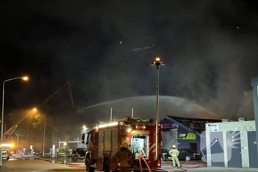 Zeer grote uitslaande brand in bedrijfspand