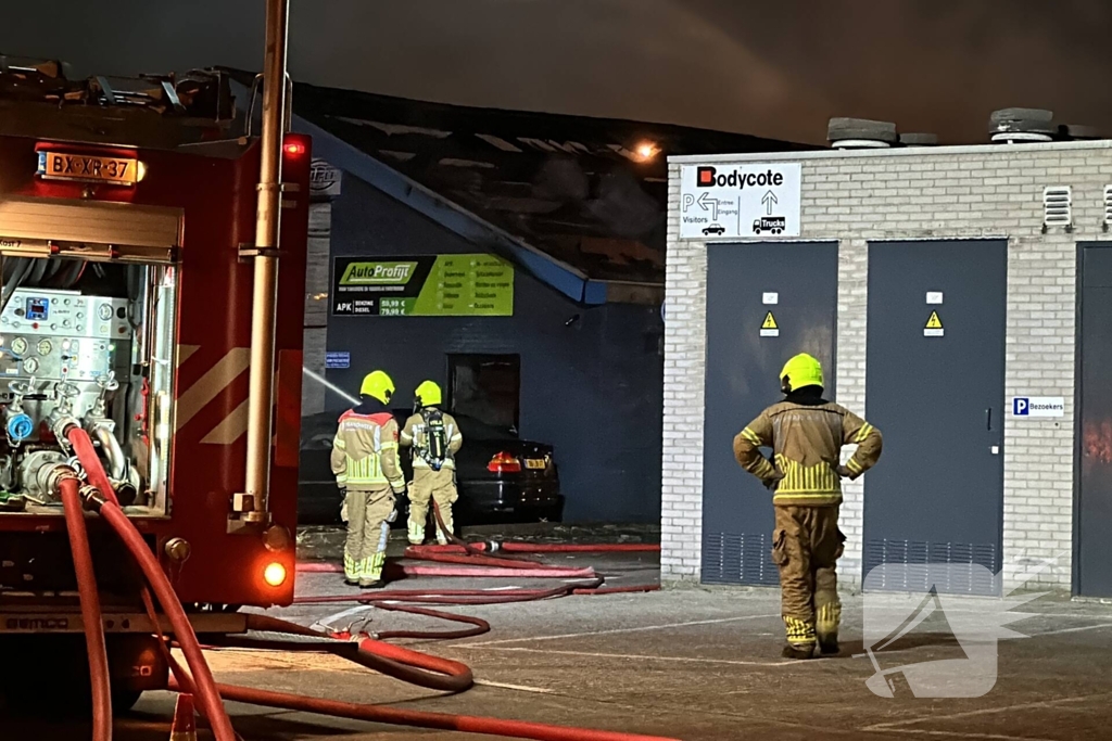 Zeer grote uitslaande brand in bedrijfspand