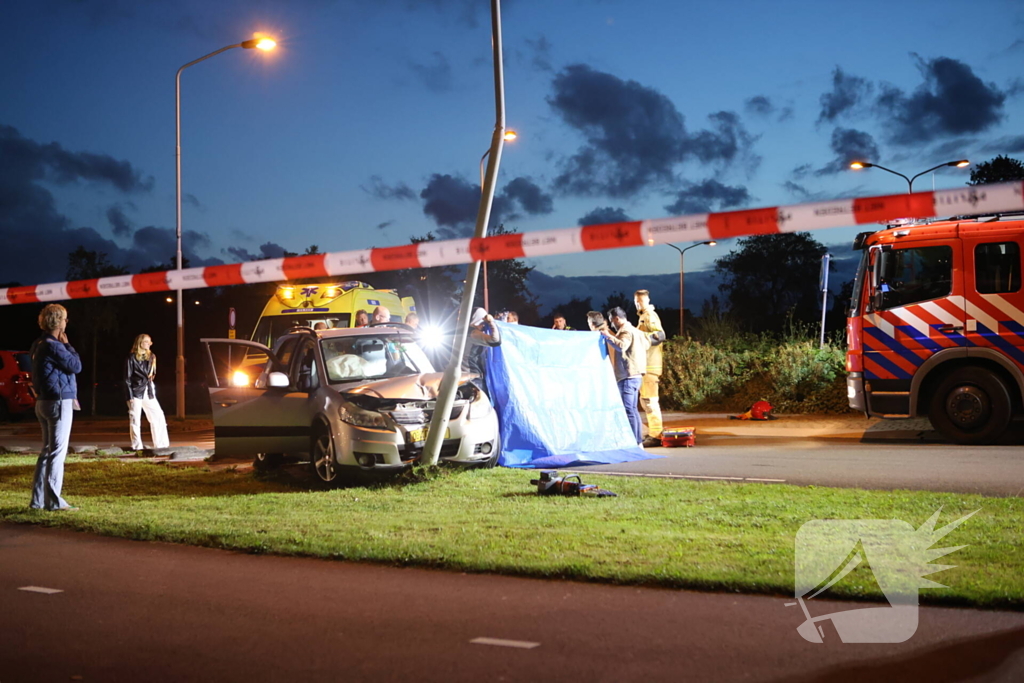 Auto klapt tegen lantaarnpaal, bestuurder zwaargewond