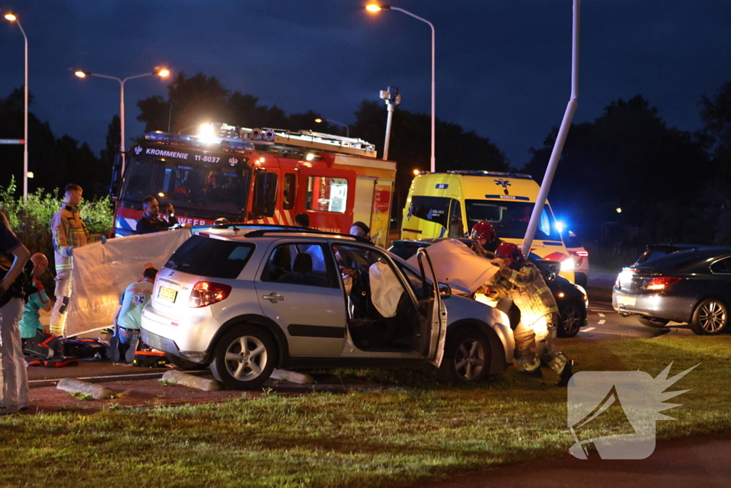 Auto klapt tegen lantaarnpaal, bestuurder zwaargewond