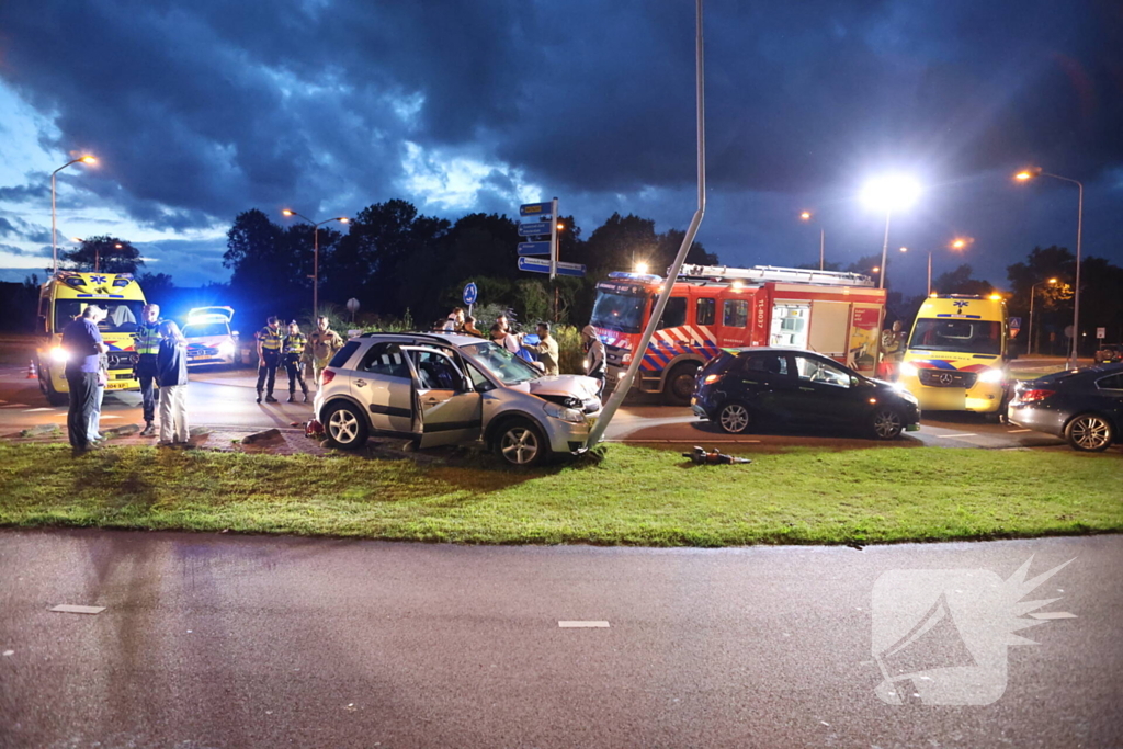 Auto klapt tegen lantaarnpaal, bestuurder zwaargewond