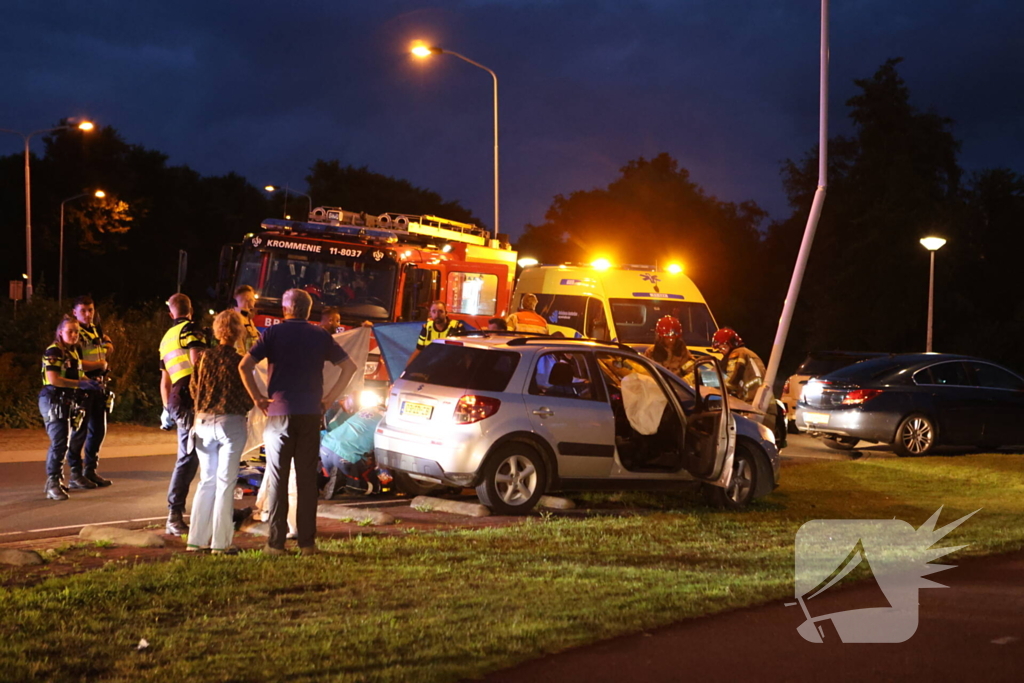 Auto klapt tegen lantaarnpaal, bestuurder zwaargewond