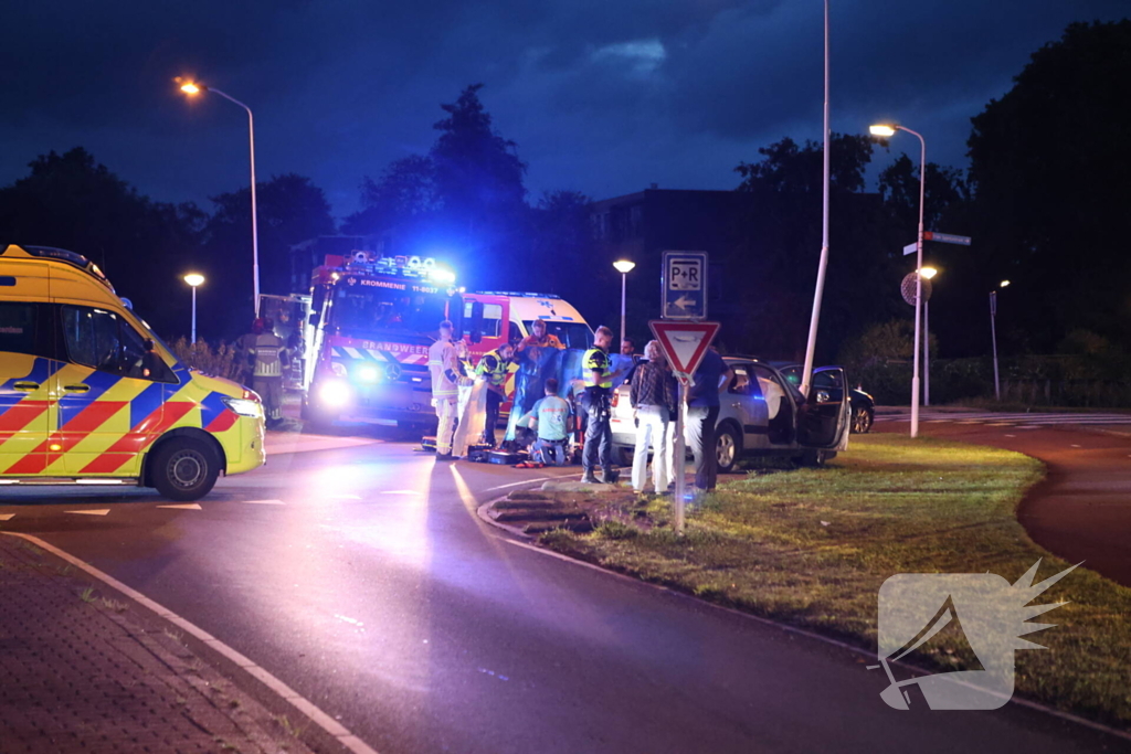 Auto klapt tegen lantaarnpaal, bestuurder zwaargewond