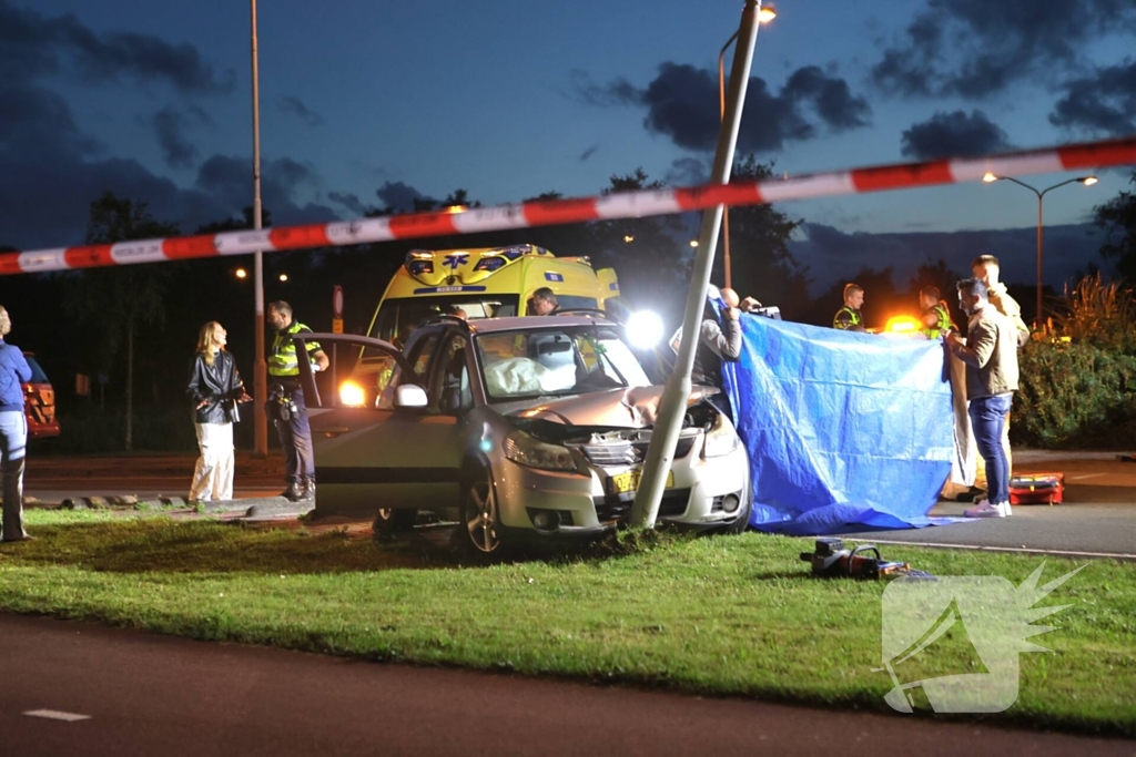 Auto klapt tegen lantaarnpaal, bestuurder zwaargewond