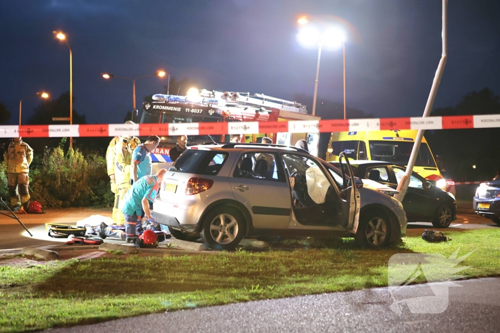 Auto klapt tegen lantaarnpaal, bestuurder zwaargewond