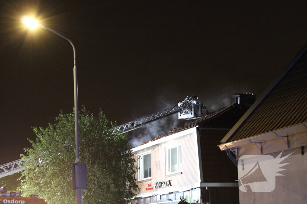 Grote woningbrand, slachtoffer naar ziekenhuis