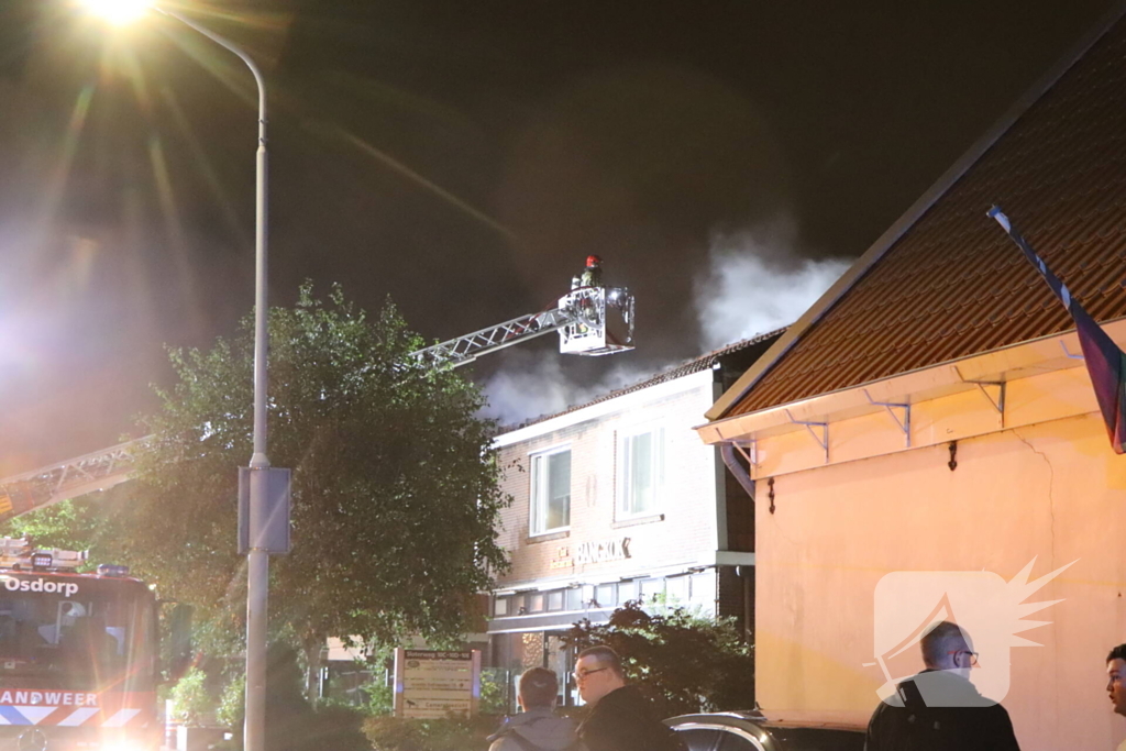 Grote woningbrand, slachtoffer naar ziekenhuis