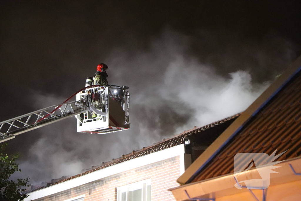 Grote woningbrand, slachtoffer naar ziekenhuis