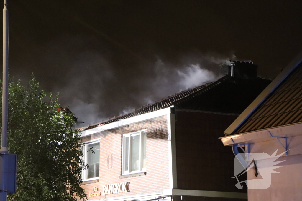 Grote woningbrand, slachtoffer naar ziekenhuis