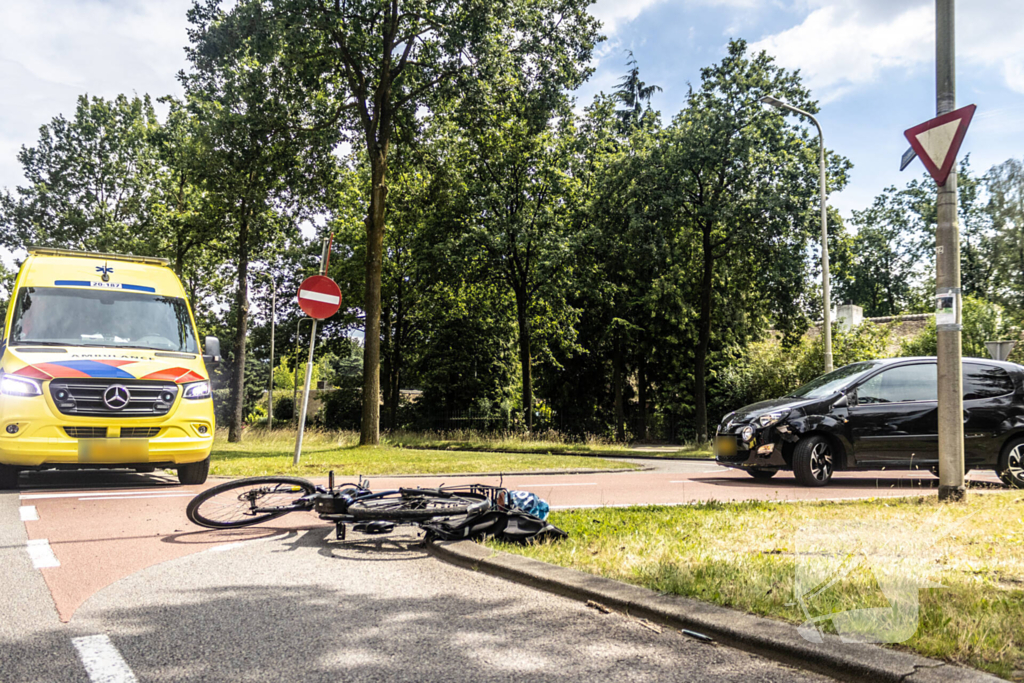 Automobilist ziet fietser over het hoofd met een aanrijding tot gevolg