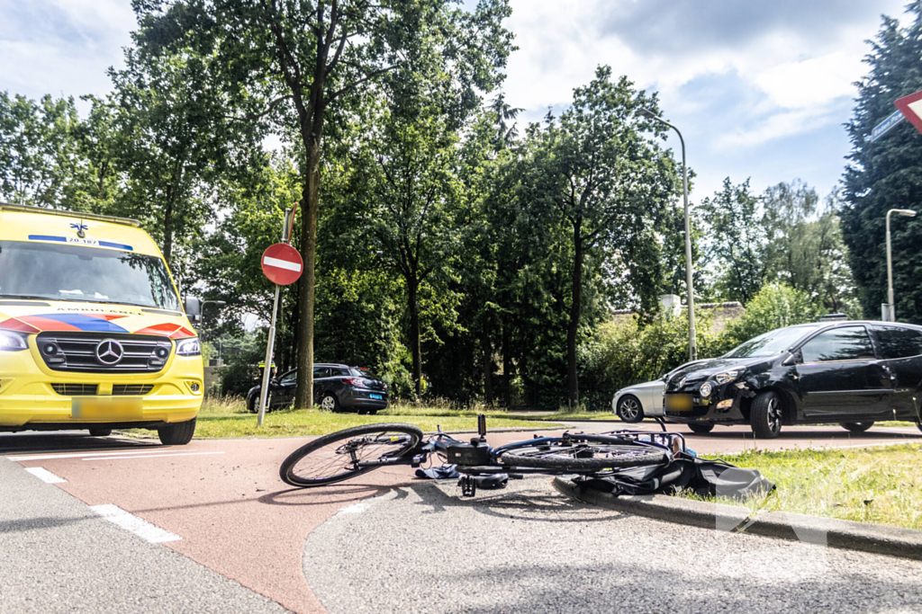 Automobilist ziet fietser over het hoofd met een aanrijding tot gevolg