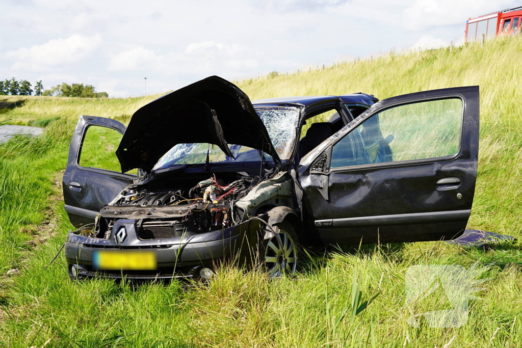 Bestuurder gewond na crash van dijk