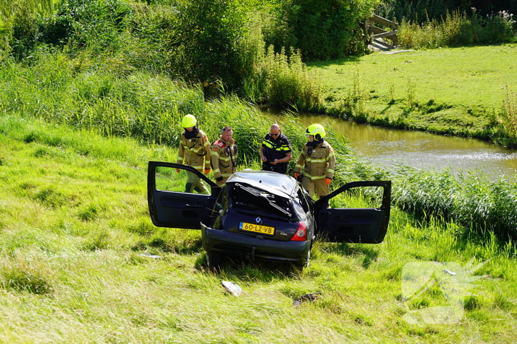 Bestuurder gewond na crash van dijk