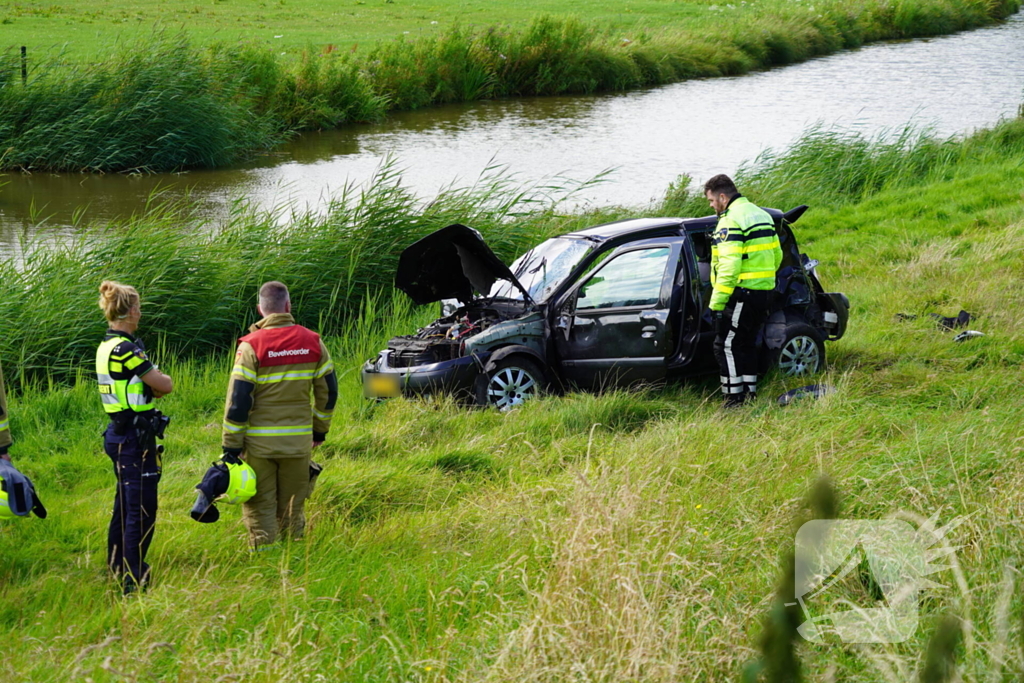 Bestuurder gewond na crash van dijk