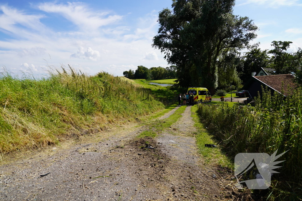 Bestuurder gewond na crash van dijk