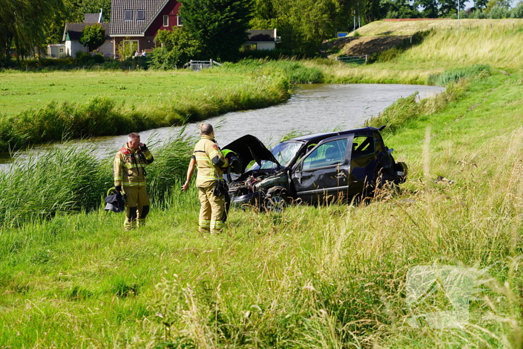 Bestuurder gewond na crash van dijk