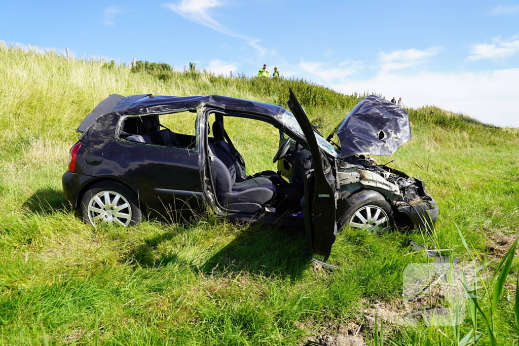 Bestuurder gewond na crash van dijk