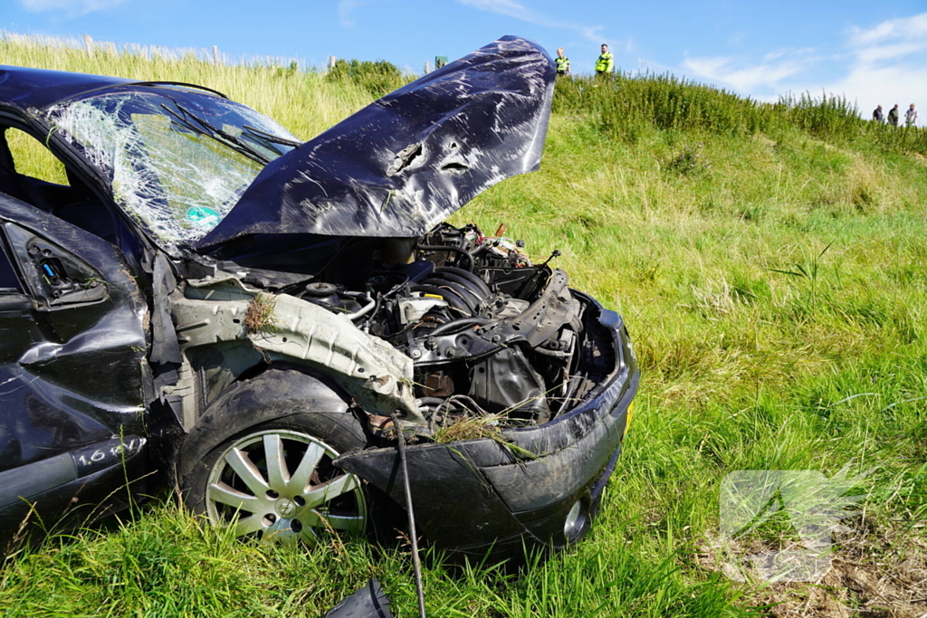 Bestuurder gewond na crash van dijk