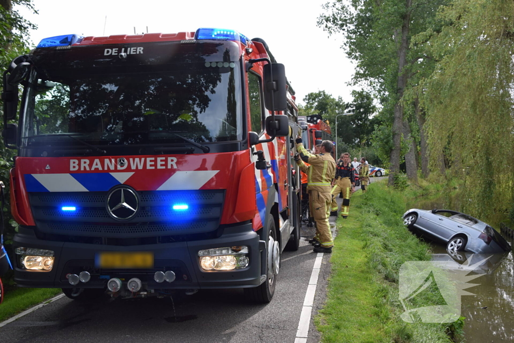 Automobilist verliest macht over stuur en belandt in sloot