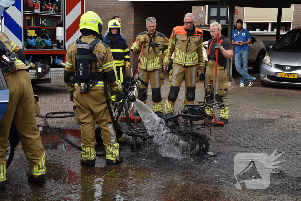 Scooter volledig verwoest door brand