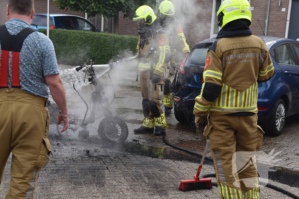 Scooter volledig verwoest door brand