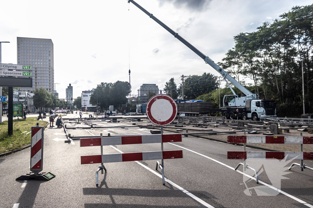 Opbouw achtbaan van kermis trekt veel bekijks