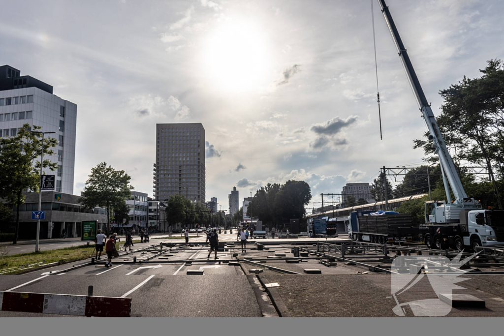 Opbouw achtbaan van kermis trekt veel bekijks