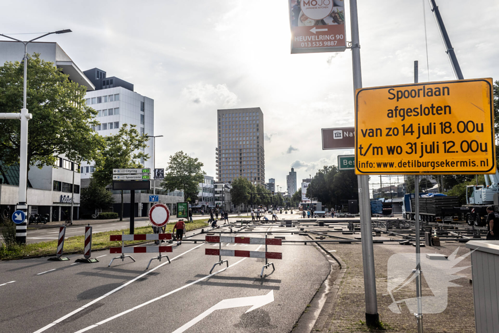 Opbouw achtbaan van kermis trekt veel bekijks