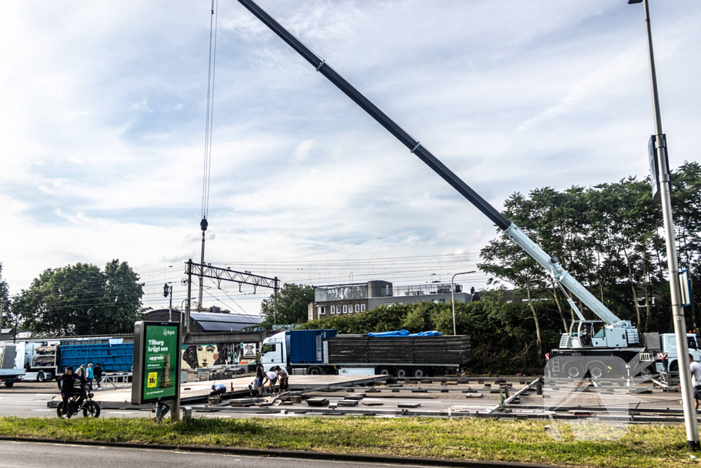 Opbouw achtbaan van kermis trekt veel bekijks