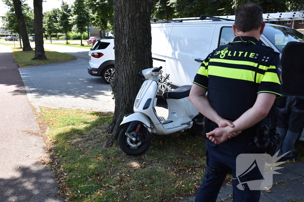 Scooter en bestelbus botsing op elkaar