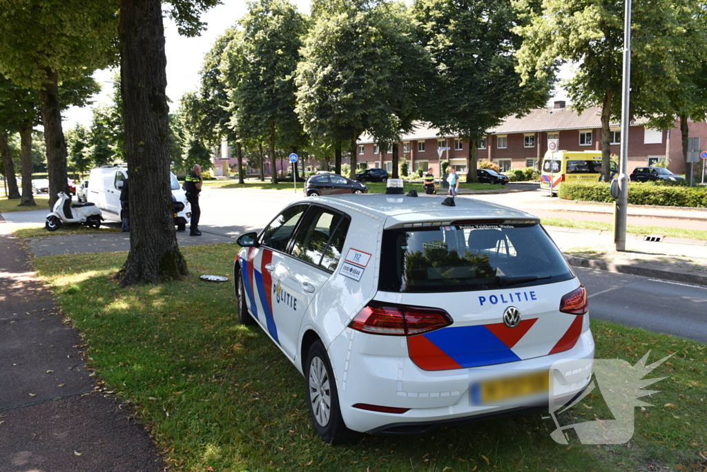 Scooter en bestelbus botsing op elkaar