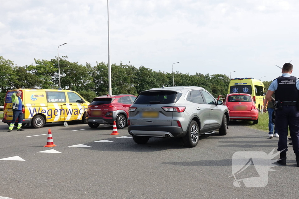 Gewonde bij aanrijding met drie voertuigen