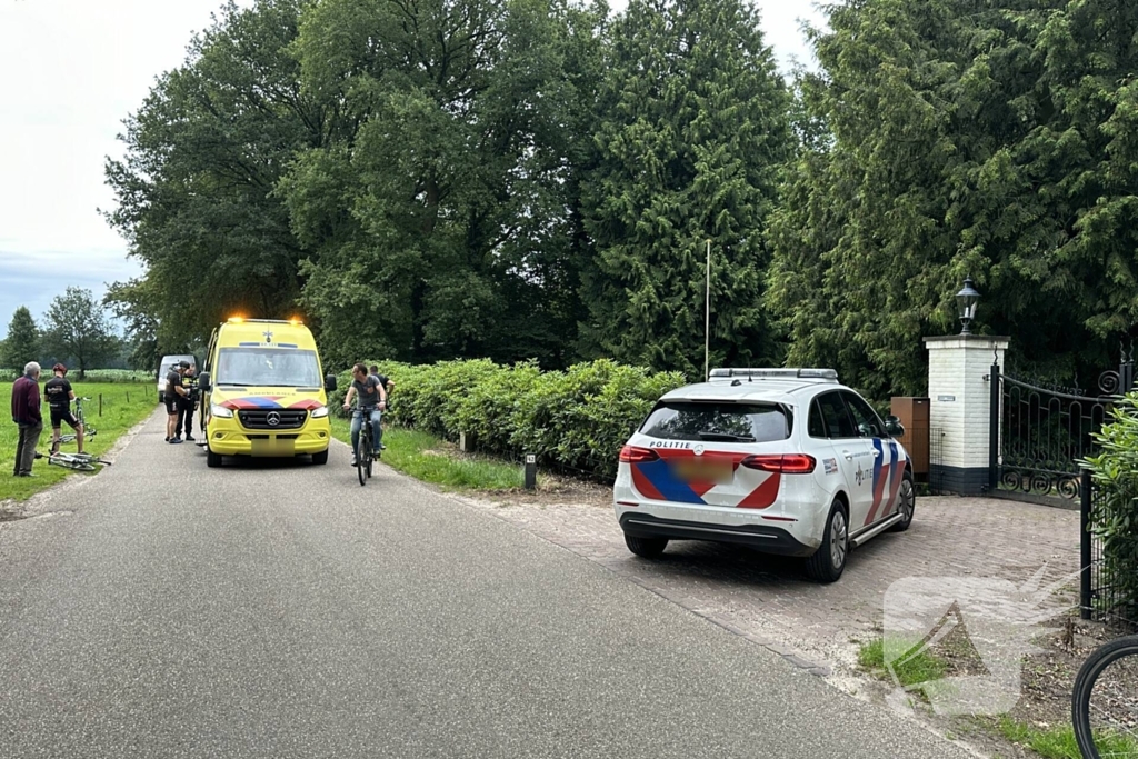 Wielrenner ten val door gat in weg