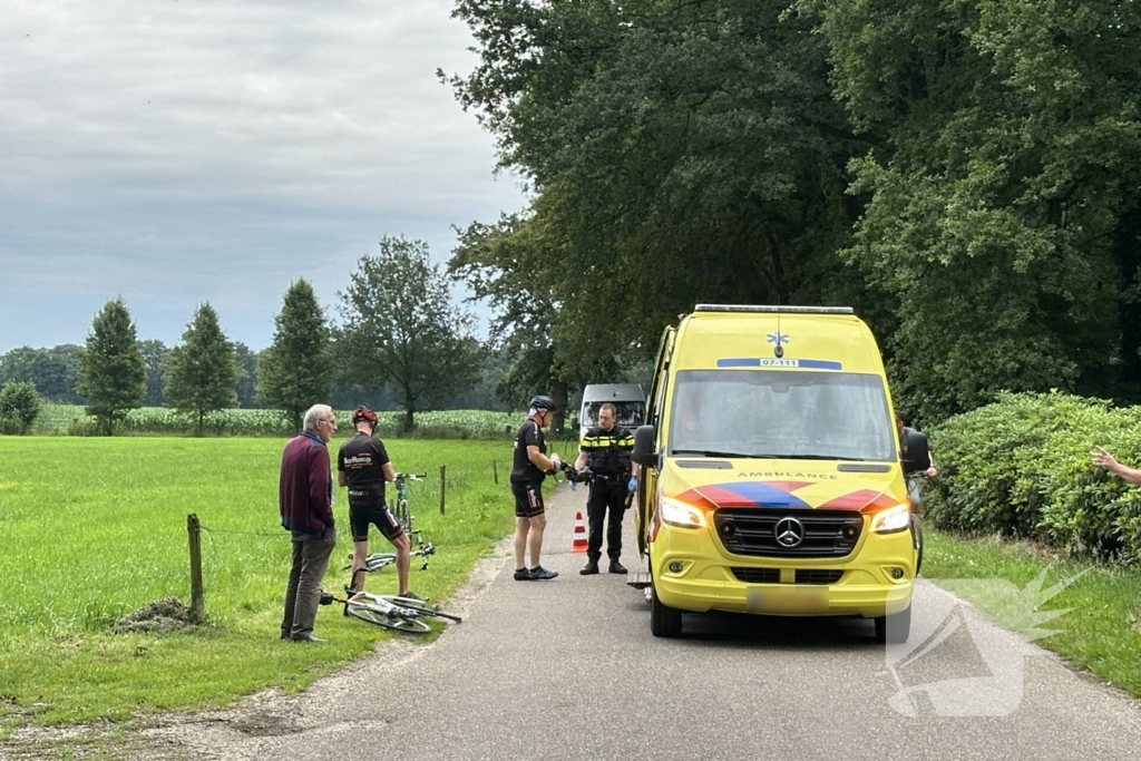 Wielrenner ten val door gat in weg