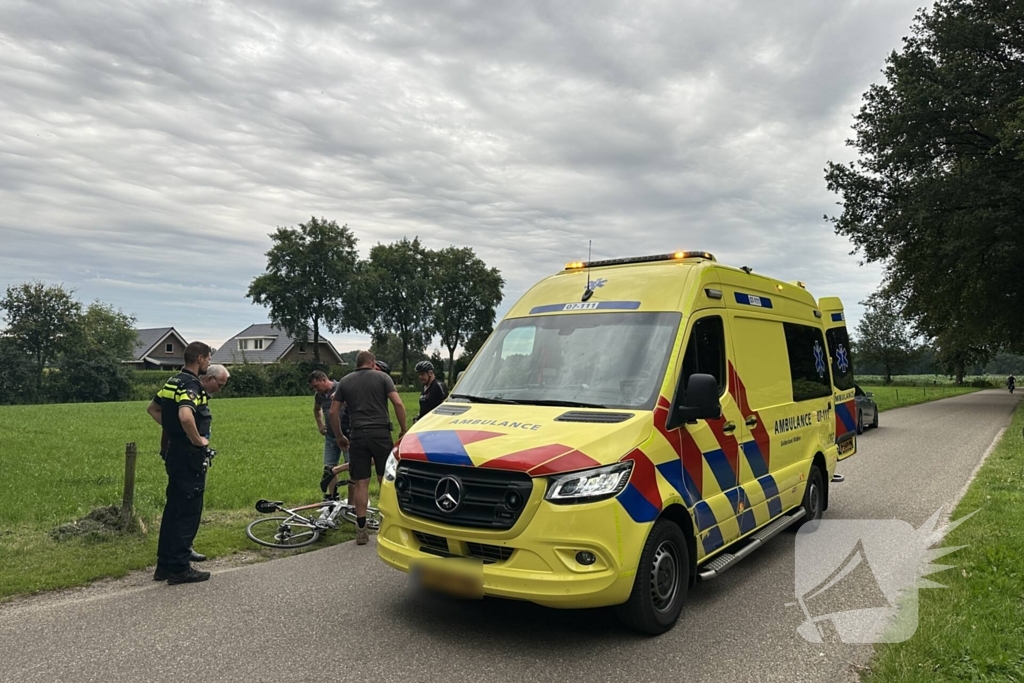 Wielrenner ten val door gat in weg