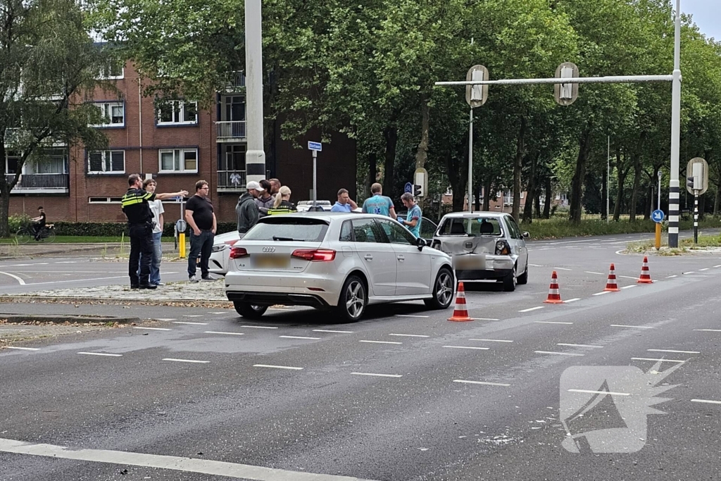 Automobilist rijdt door met zwaar beschadigde auto na kettingbotsing