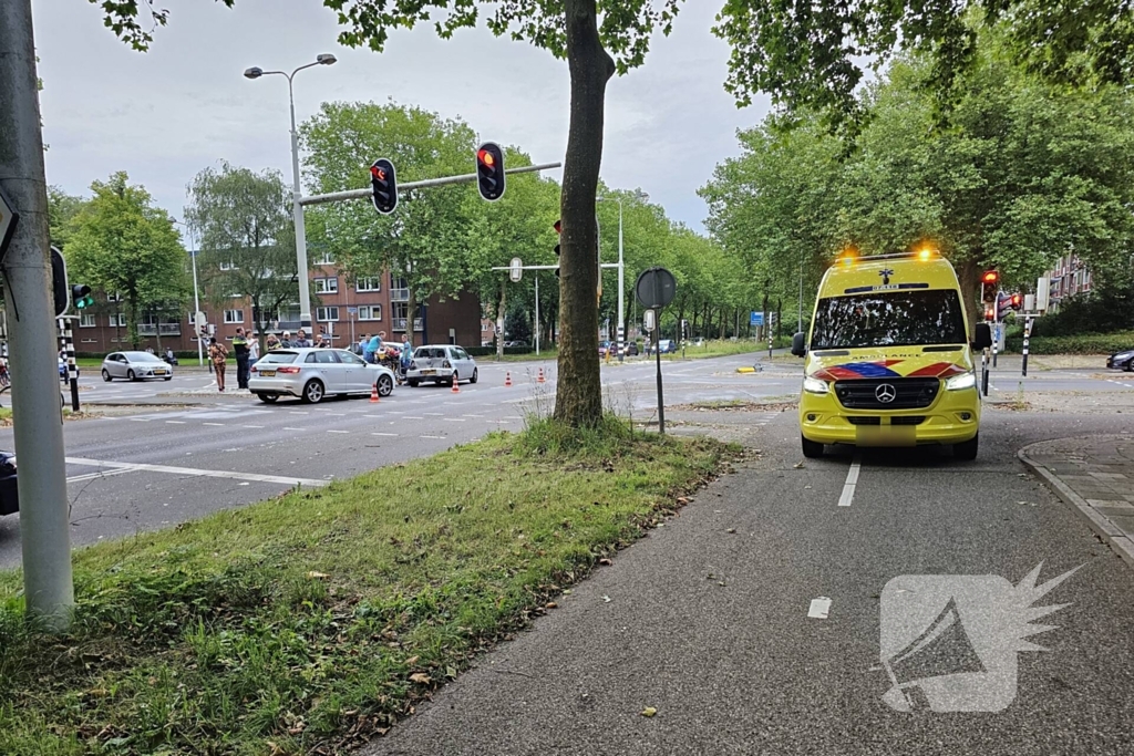 Automobilist rijdt door met zwaar beschadigde auto na kettingbotsing